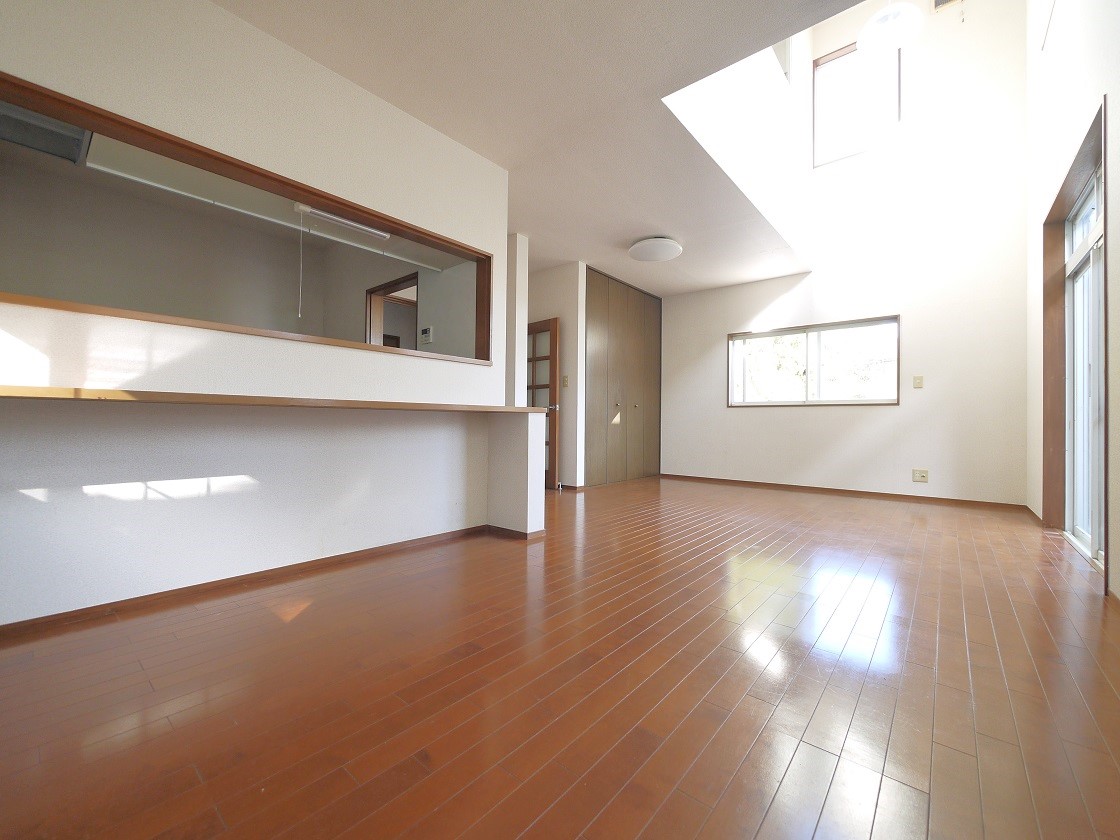 ご家族みんながゆったりくつろげる広々リビングです