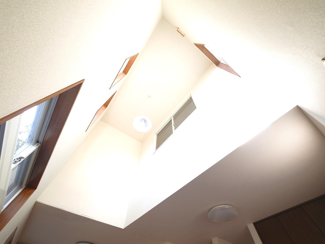 吹き抜けの光りでリビングが解放感を感じます