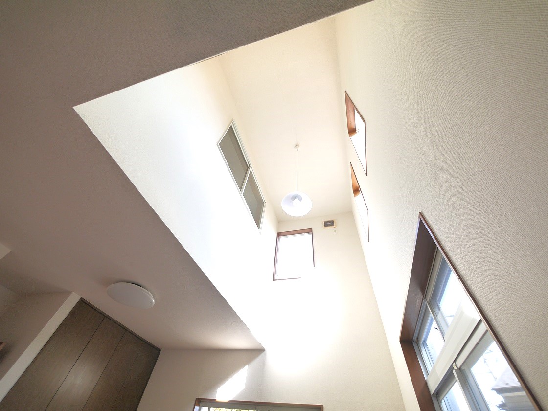 吹抜けのあるリビングはゆとりある空間で明るい陽射しが差込みます