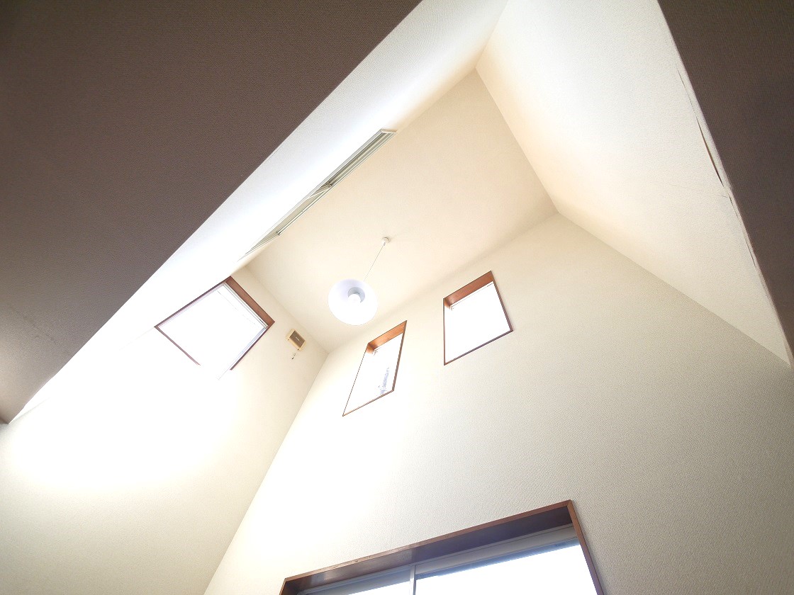 吹抜のある明るい広々リビングで団欒を