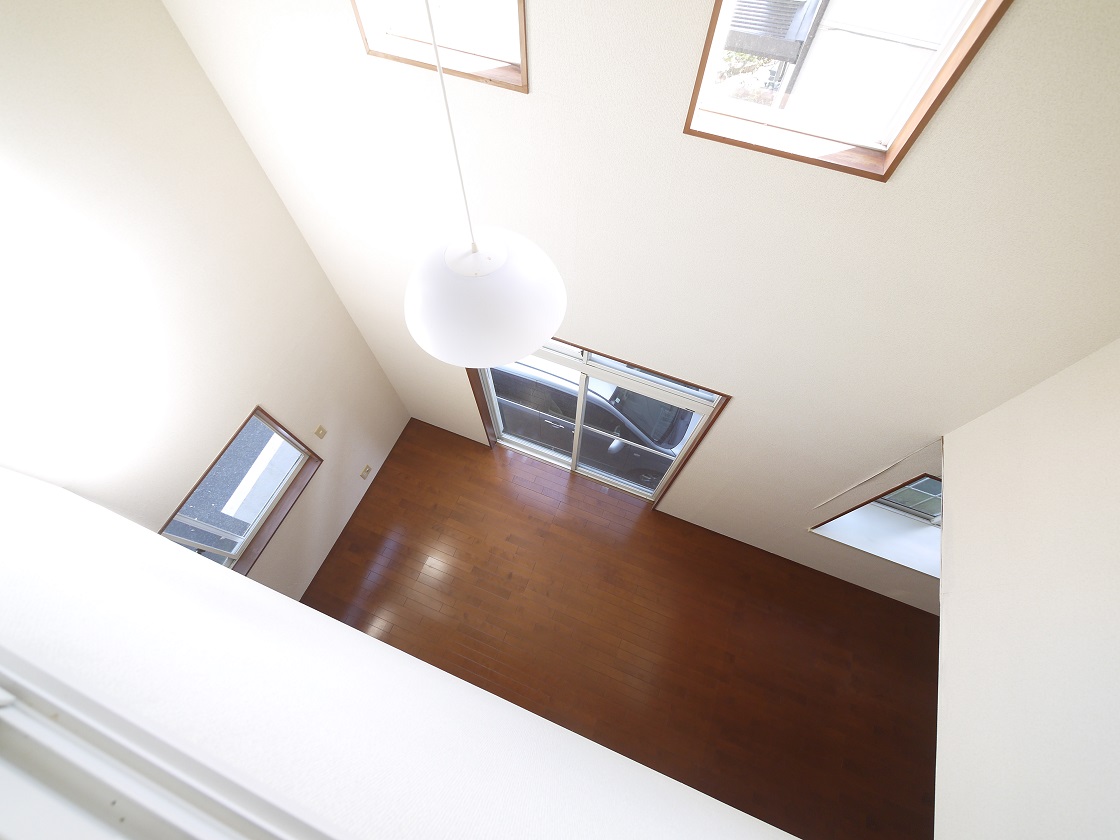 訪れる人に住空間の大きさを印象付ける、リビングの大きな吹抜け