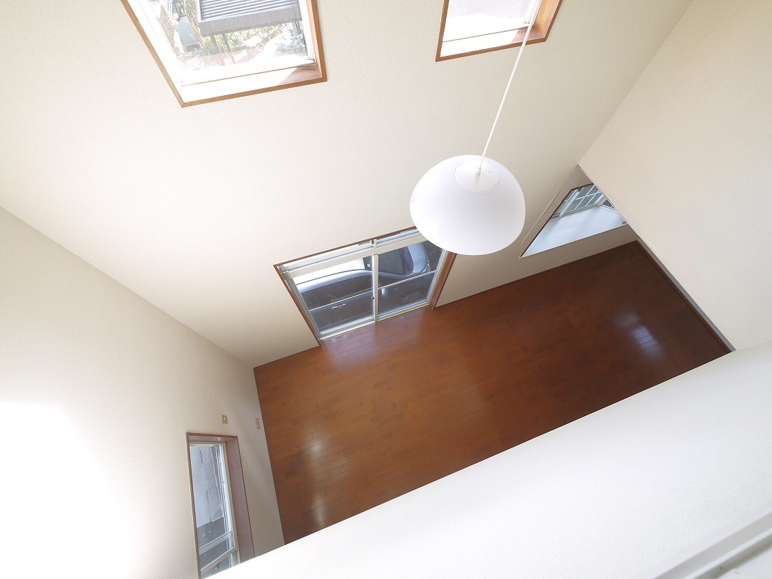 リビングの吹き抜けは とても開放感があります