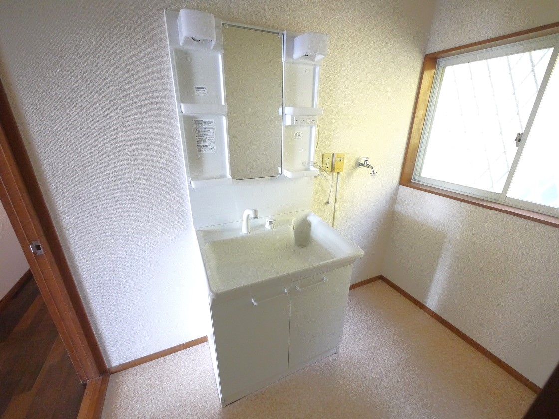 暮らしを快適に変えるシャワー付洗面台です