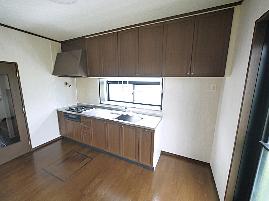 窓があり、暖かな陽が差し込みます。使い勝手の良く木目の美しいシステムキッチン