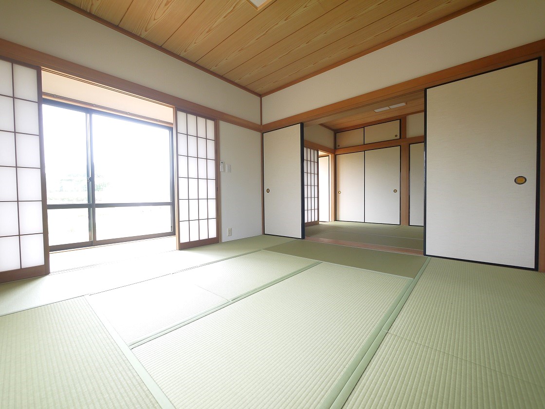 採光の良い8帖の和室はのんびりと寛げる空間