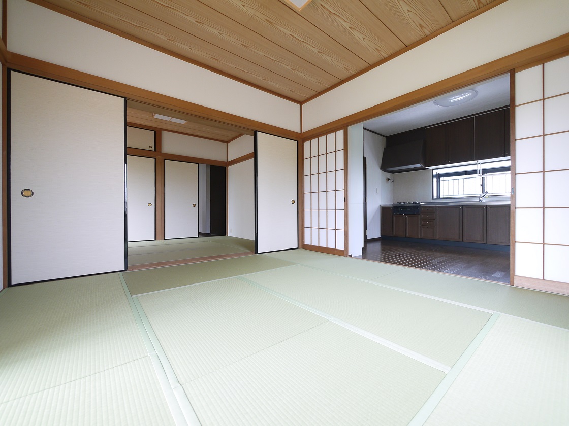 仕切りを開けると家族団らんの開放的空間。閉めれば固有のスペースが作れます