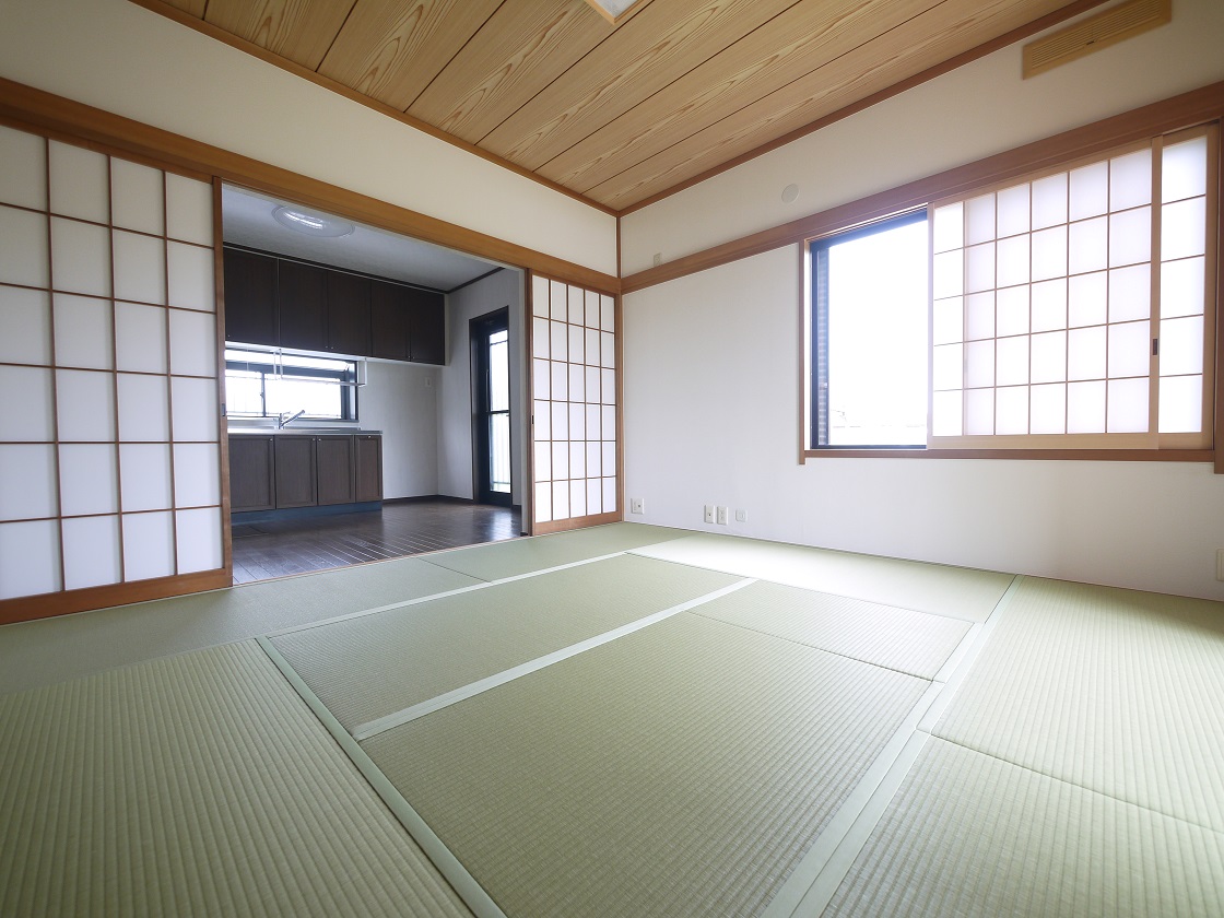 ダイニングキッチン隣の和室は、趣ある安らぎ空間。来訪時や家事スペースとしても重宝します