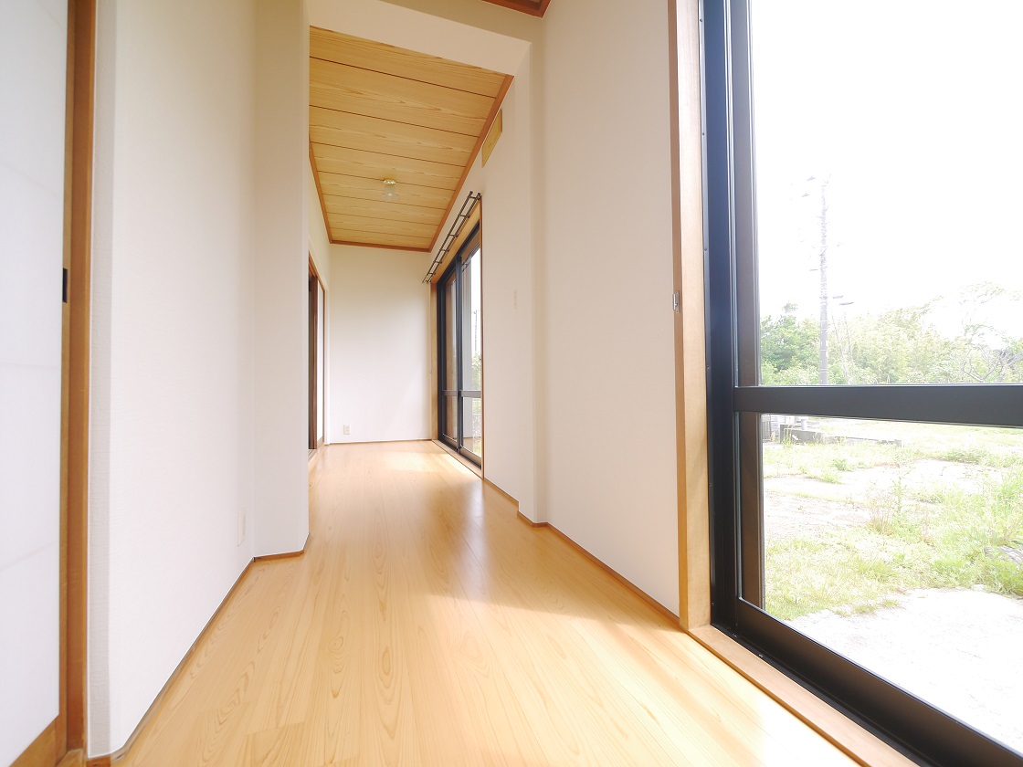 広縁で昼は日向ぼっこ、夜は家族皆で星を眺められる贅沢な家