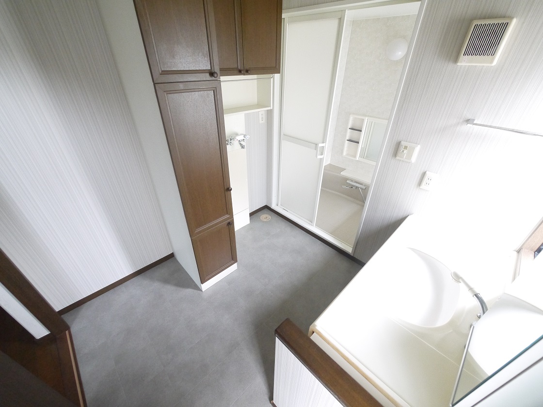 たっぷりの収納を設けた洗面室で快適な暮らし