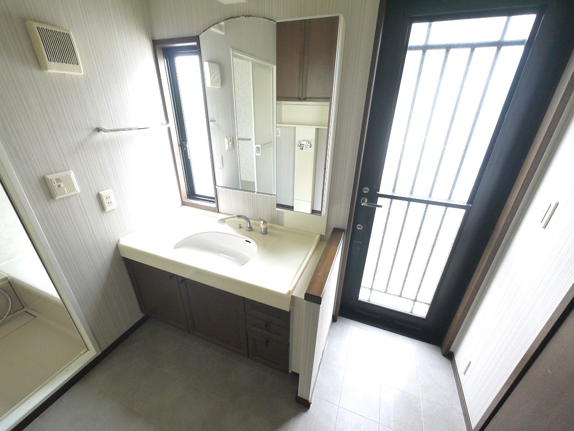 暮らしを快適に変えるシャワー付洗面台です