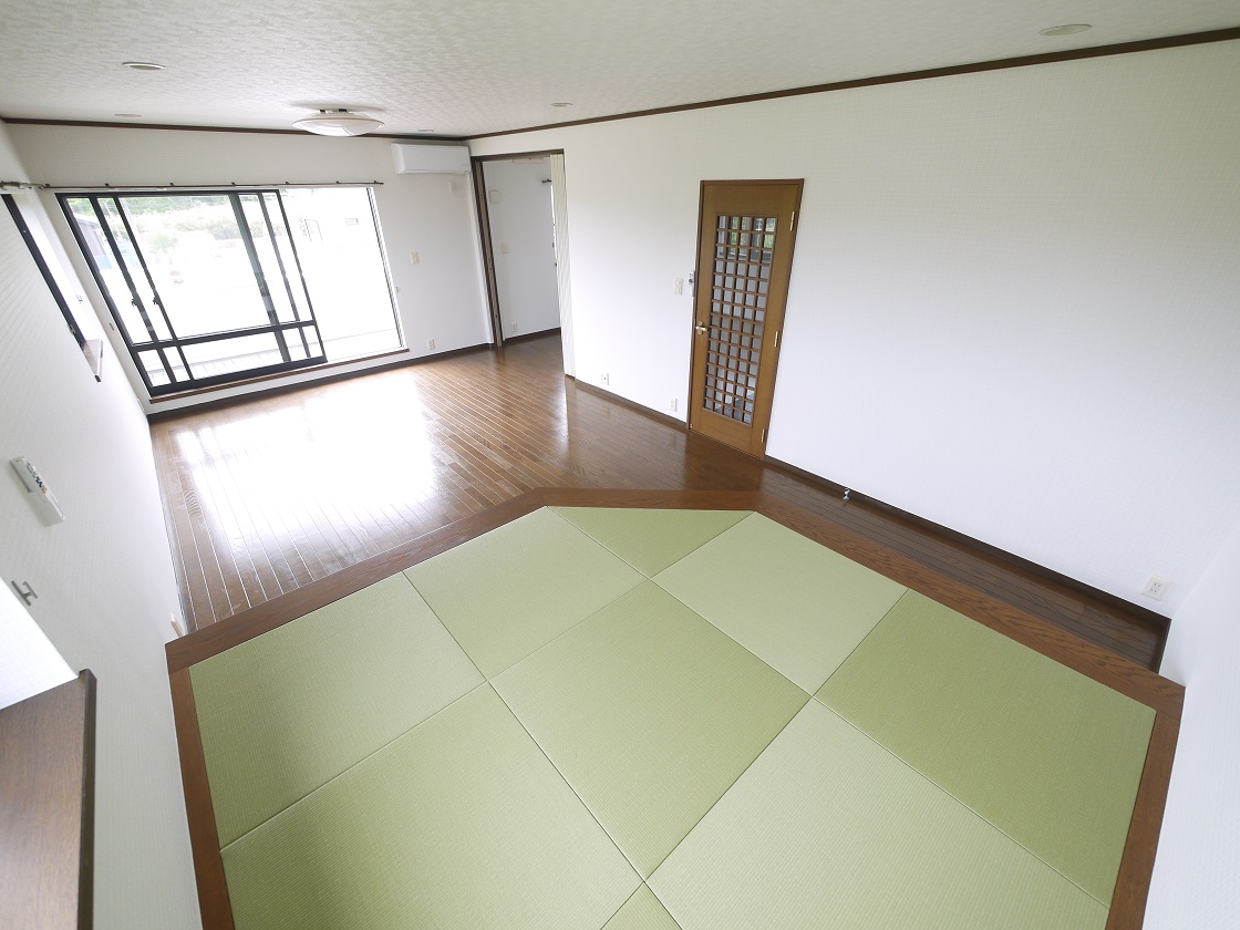 寝室には小上がりタイプのタタミコーナーを設置 くつろぎの空間です