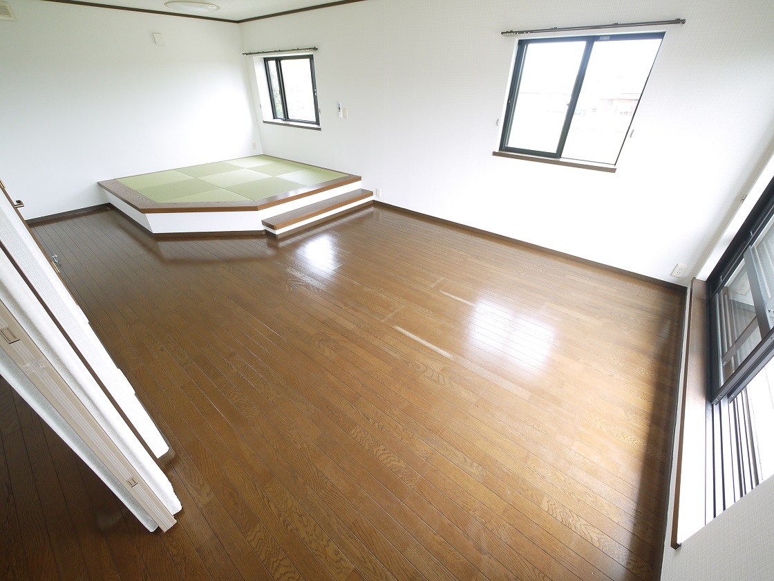 寛ぎの時間を紡ぎだす15帖の主寝室。大型ベッドを置いても余裕があります