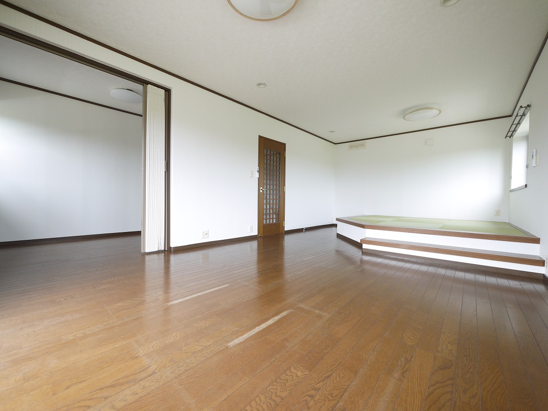 朝日がやさしく差し込むベッドルームには大容量のウォークインクローゼットをご用意。