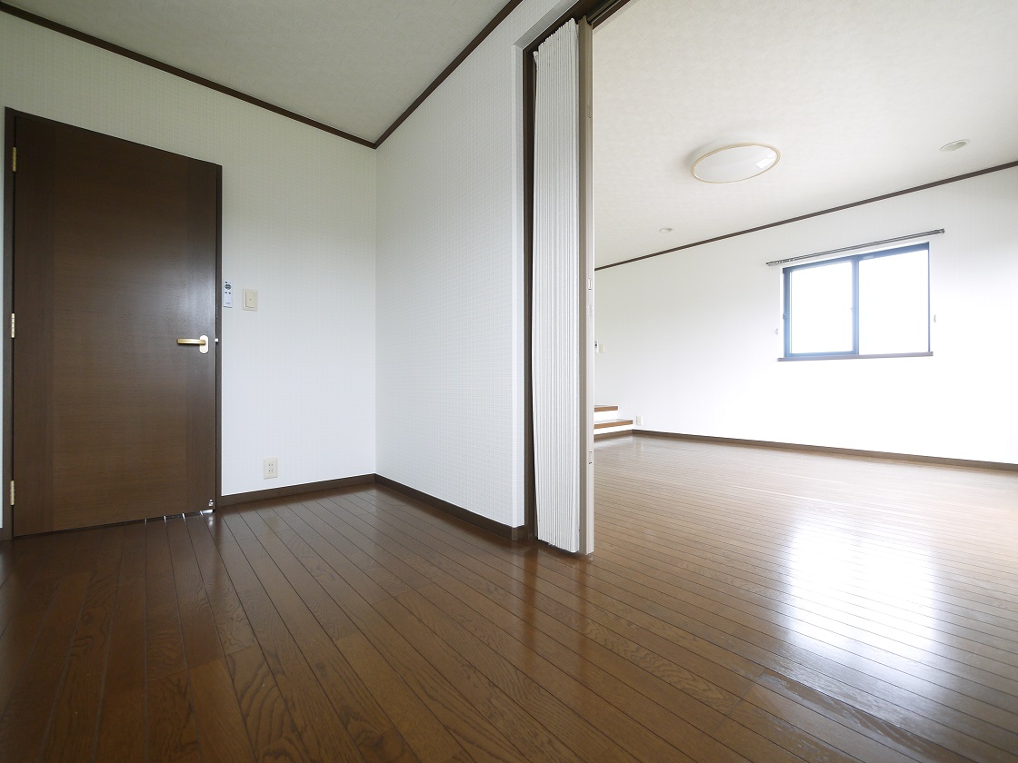 4帖もあるウィークインクローゼット。広々した空間は日常のものから趣味の道具まで様々なものを収納してくれます。