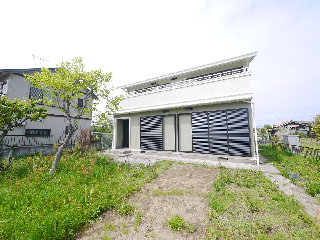 温かな陽射しがこぼれ風が通り抜ける住まい