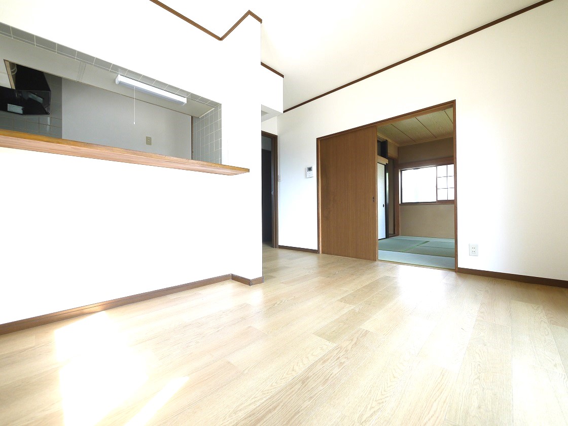 隣り合う和室を開放すれば、ひときわ広々とした空間になるダイニング
