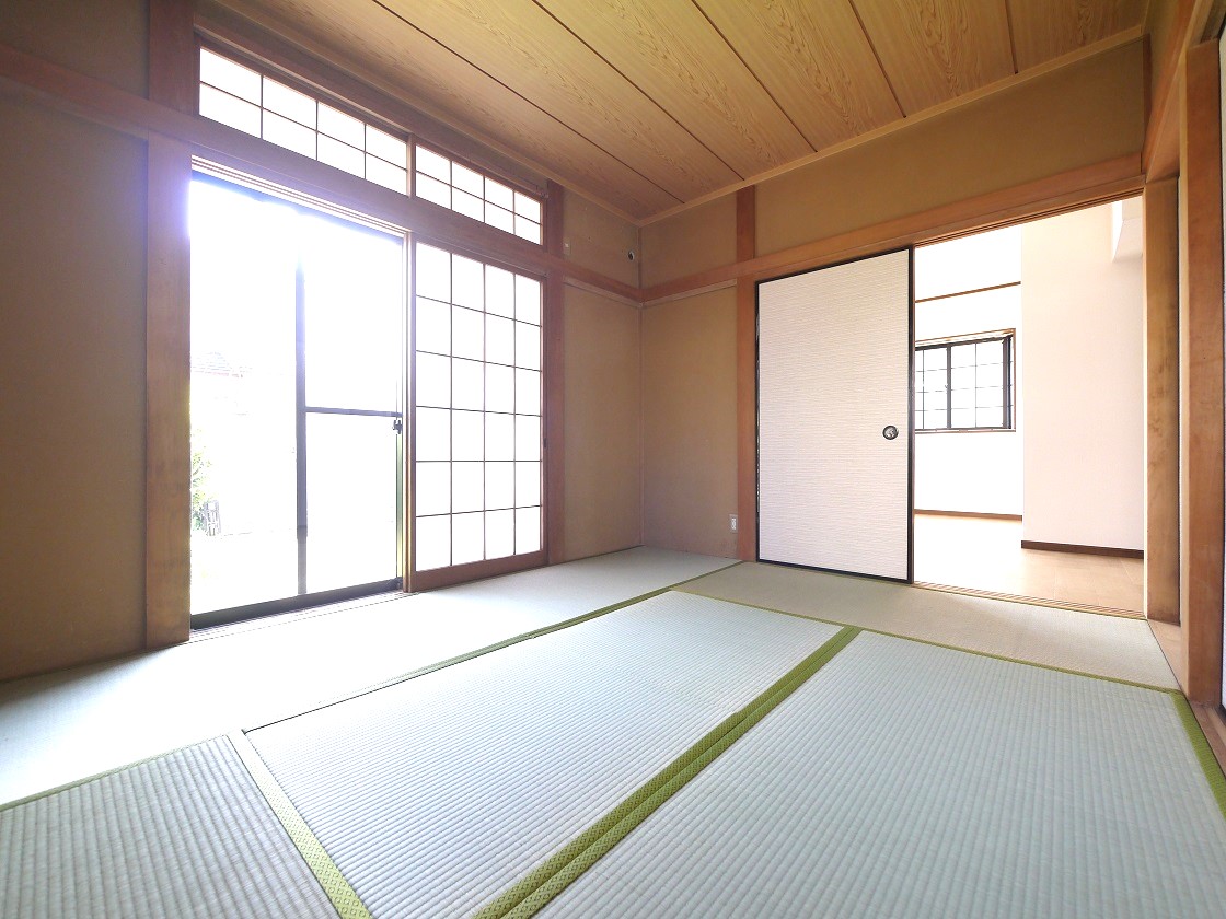 2WAYに使える和室。ふすまを開ければリビングと一体に。閉じれば独立した和室に。お客様の宿泊にも対応できる頼もしい空間です。