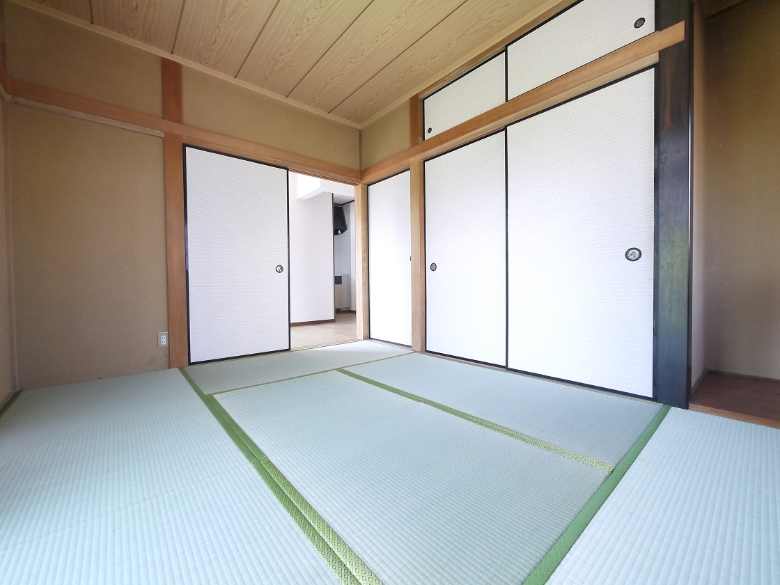 仕切りを開けると家族団らんの開放的空間。閉めれば固有のスペースが作れます