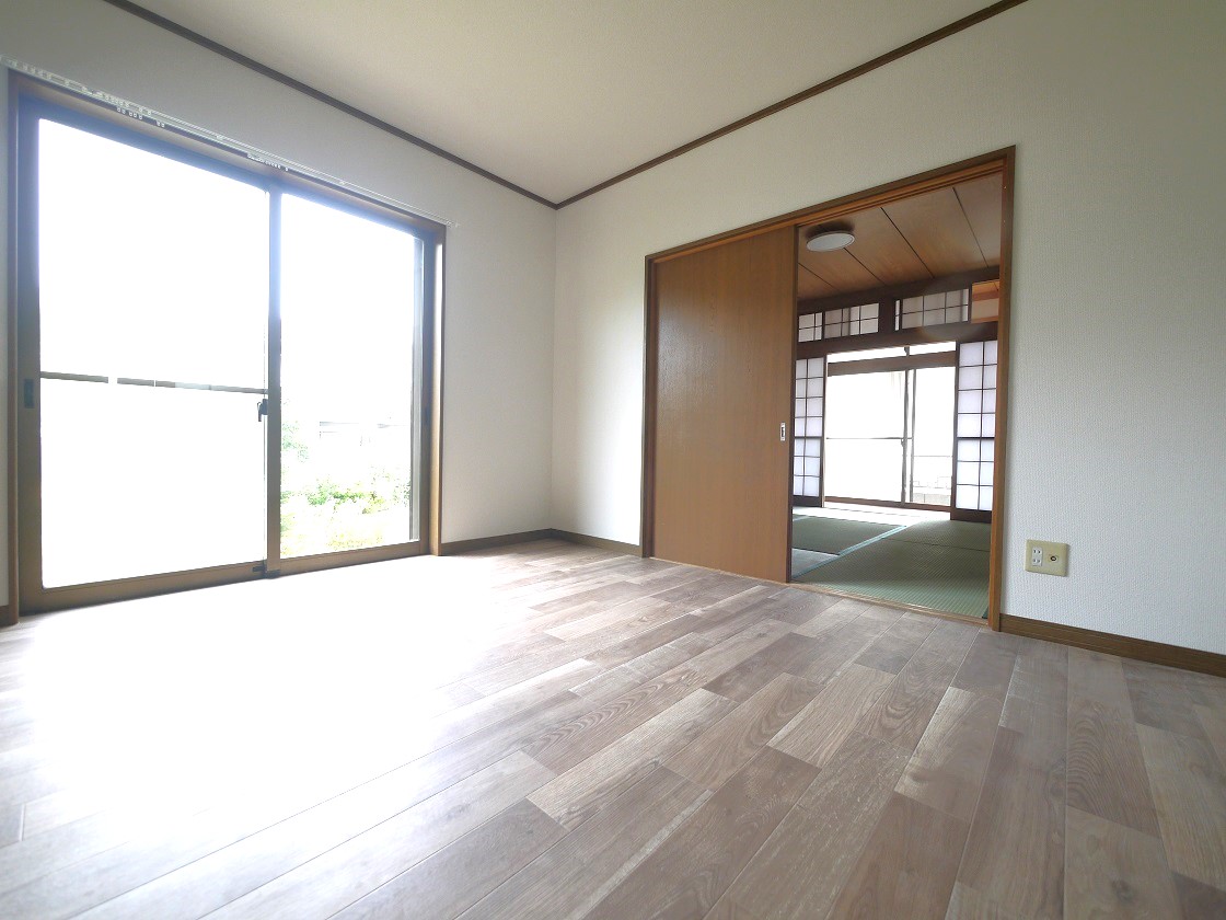 隣り合う和室を開放すれば、ひときわ広々とした空間になるリビングダイニング。