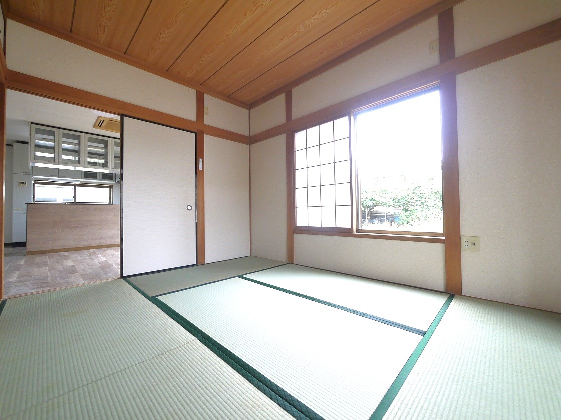2WAYに使える和室。ふすまを開ければリビングと一体に。閉じれば独立した和室に。お客様の宿泊にも対応できる頼もしい空間です。
