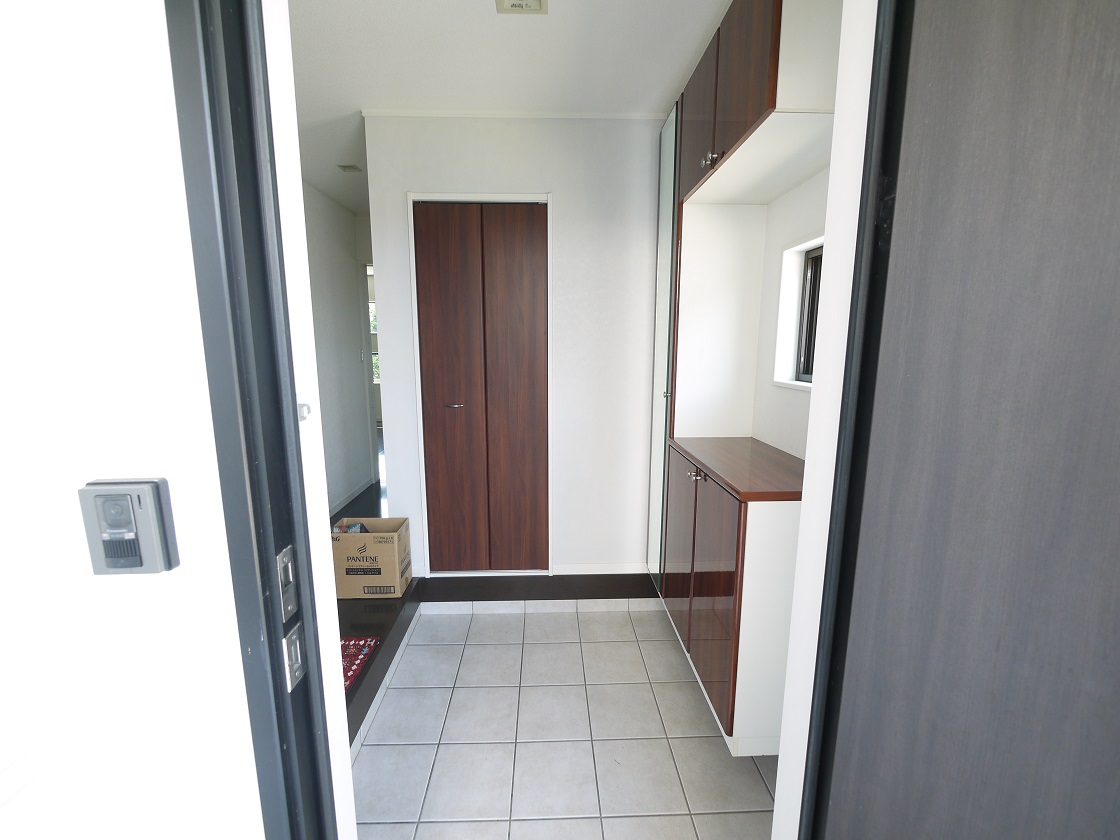 玄関収納付でお子様のおもちゃもパパのゴルフバッグもスッキリ収納できます