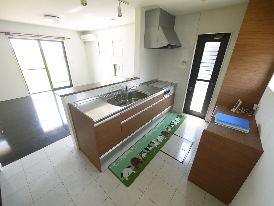 料理をしながらでもご家族と会話を楽しめる対面キッチンです