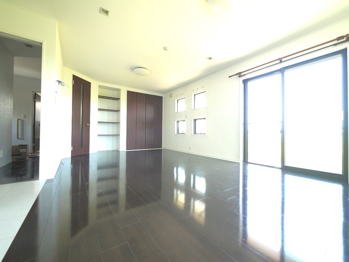 ご家族みんながゆったりくつろげる広々リビングです