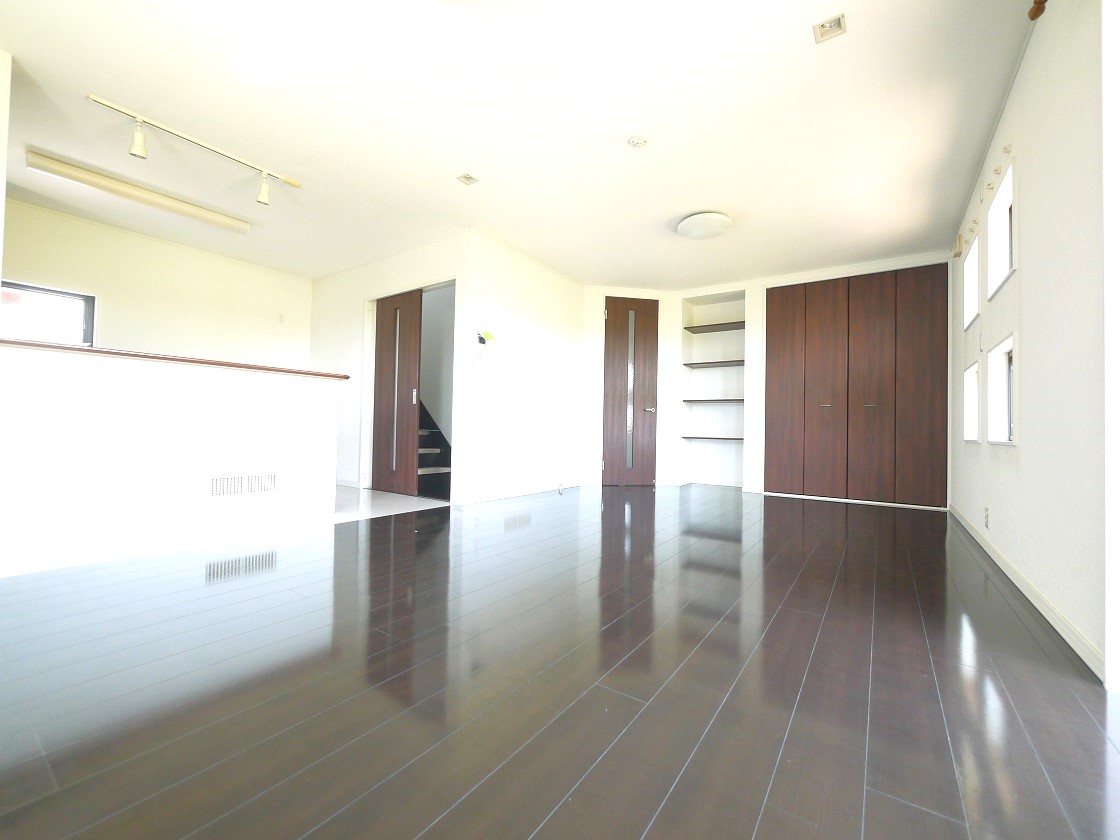 明るい陽差しが降り注ぐリビング ゆとりあふれる室内空間が心地よい暮らしを実現