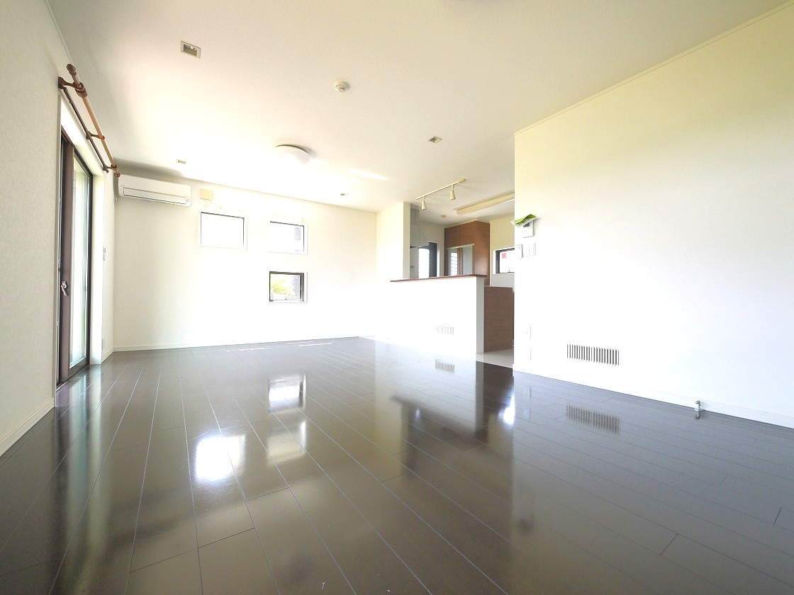 光と風がはいりこむ贅沢なゆとり空間。思わず裸足で歩きたくなるリビングです