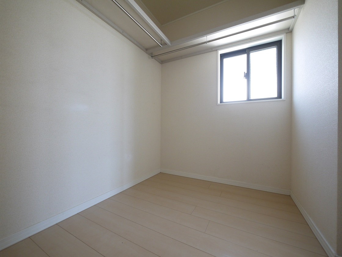 たっぷりの収納力を備えたウォ−クインクローゼットです