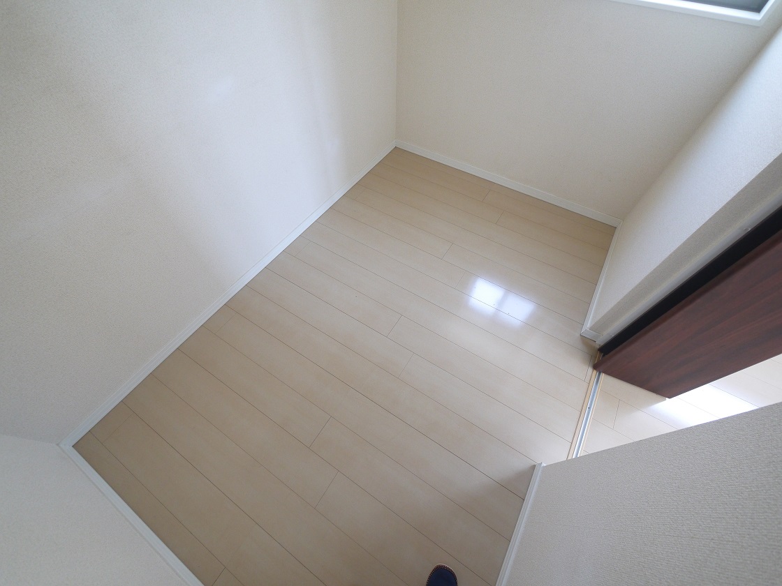 1.5坪もあるウィークインクローゼット。広々した空間は日常のものから趣味の道具まで様々なものを収納してくれます。