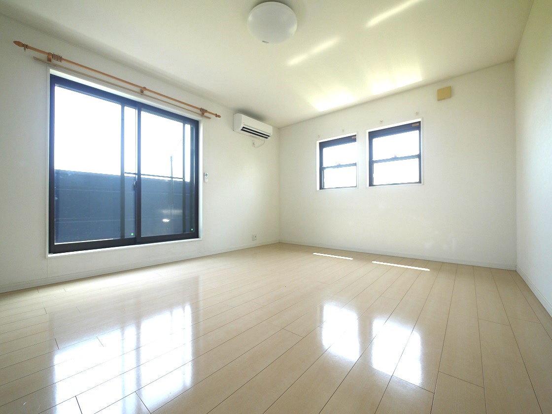 ご夫婦お二人のプライベートシーンを演出する、やすらぎとくつろぎの空間 2F洋室10帖です