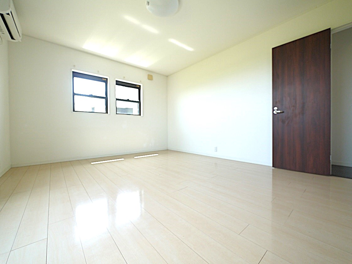 寛ぎの時間を紡ぎだす10帖の主寝室。大型ベッドを置いても余裕があります