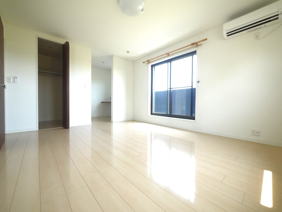 朝日がやさしく差し込む10帖のベッドルームには大容量のウォークインクローゼットとテレワークルームをご用意。