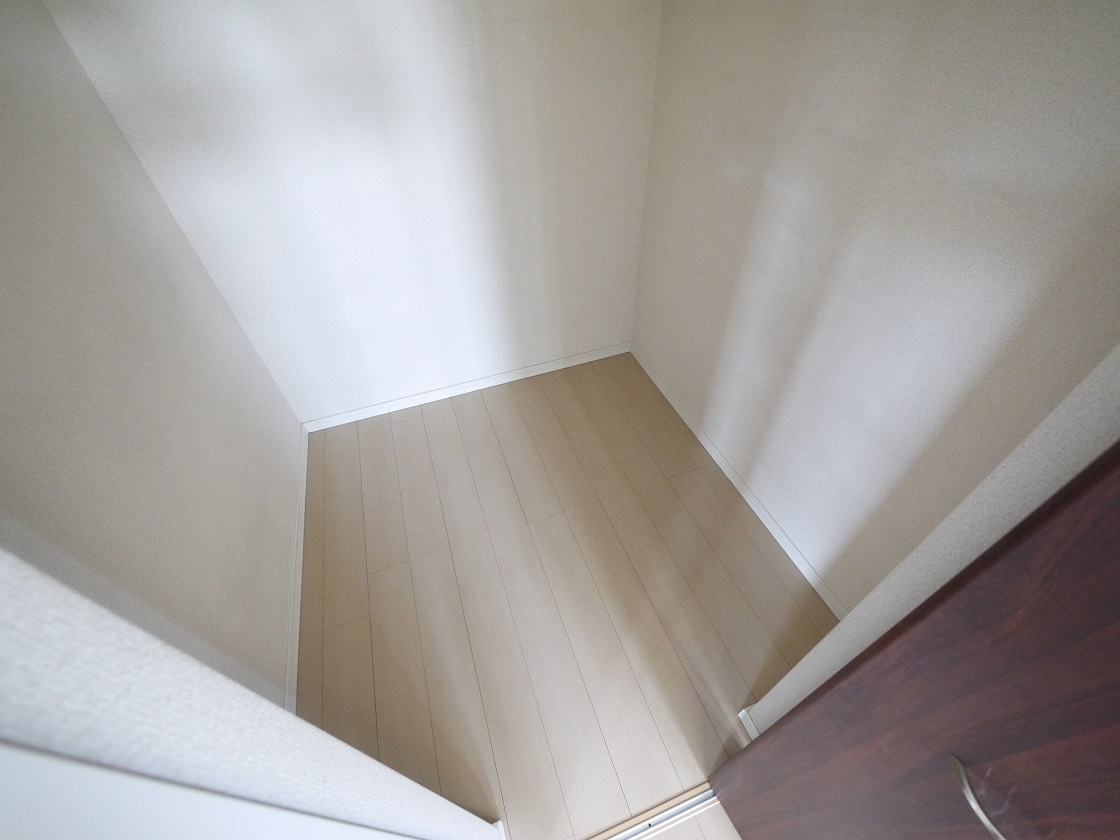 寝室には収納力豊富なウォークインクローゼットを設置 洋服や小物類など、目的に応じてすっきり美しい収納を実現します