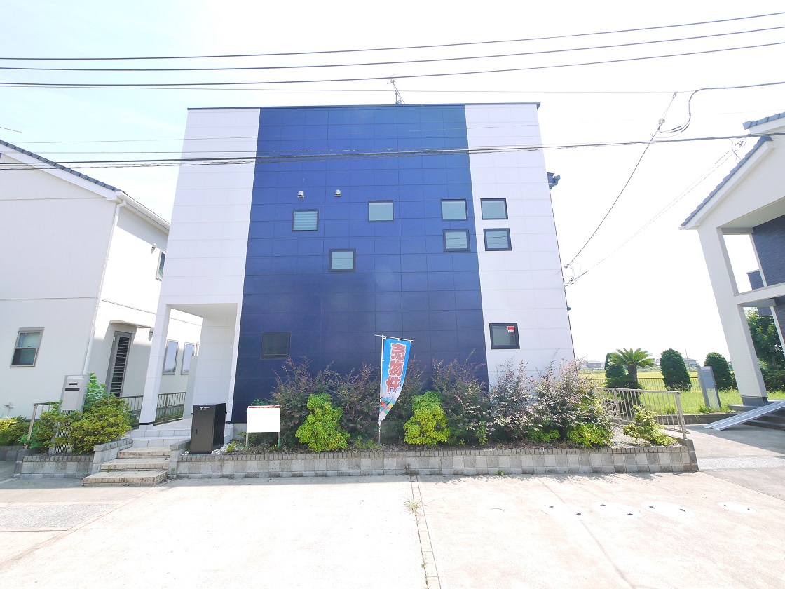 おだやかな日差しのもと豊かなひと時を家族と共に暮らすテレワークルーム付の家