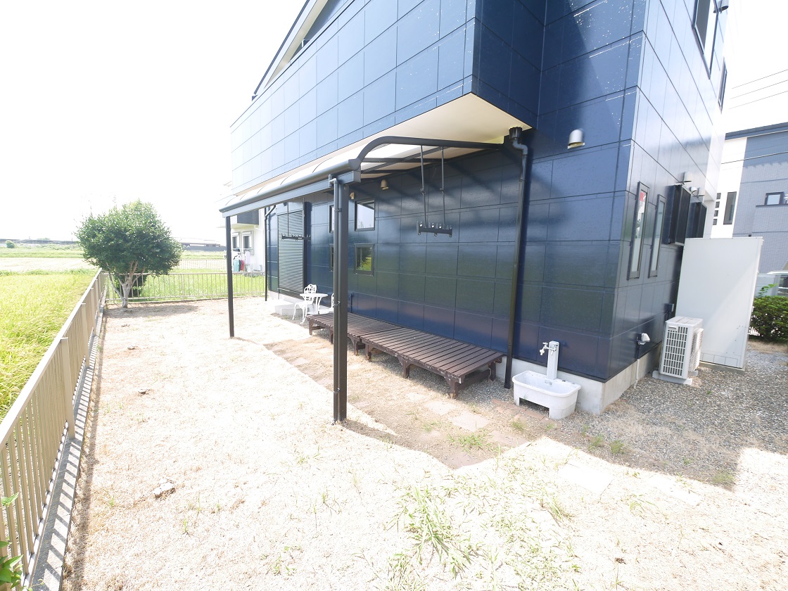 広い庭でパパと日曜大工。ママとガーデニング。