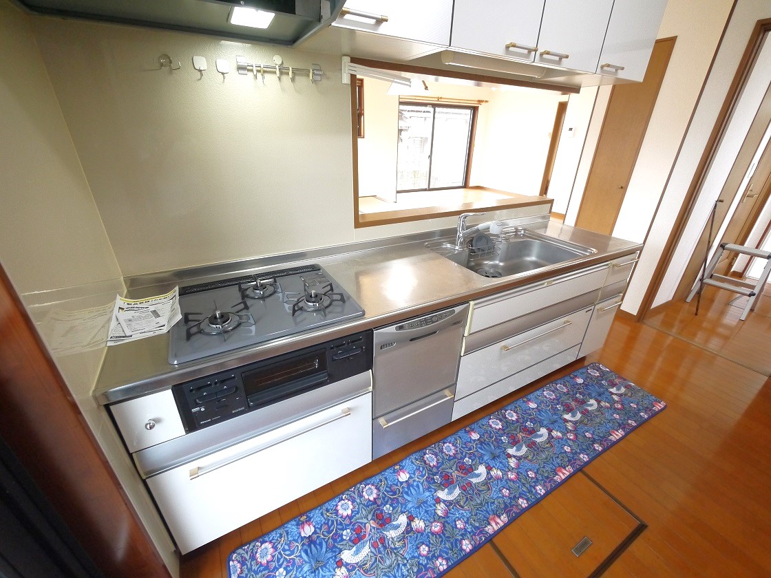 キッチンから直接洗面室にも出入りできる、家事動線を考えたプランです