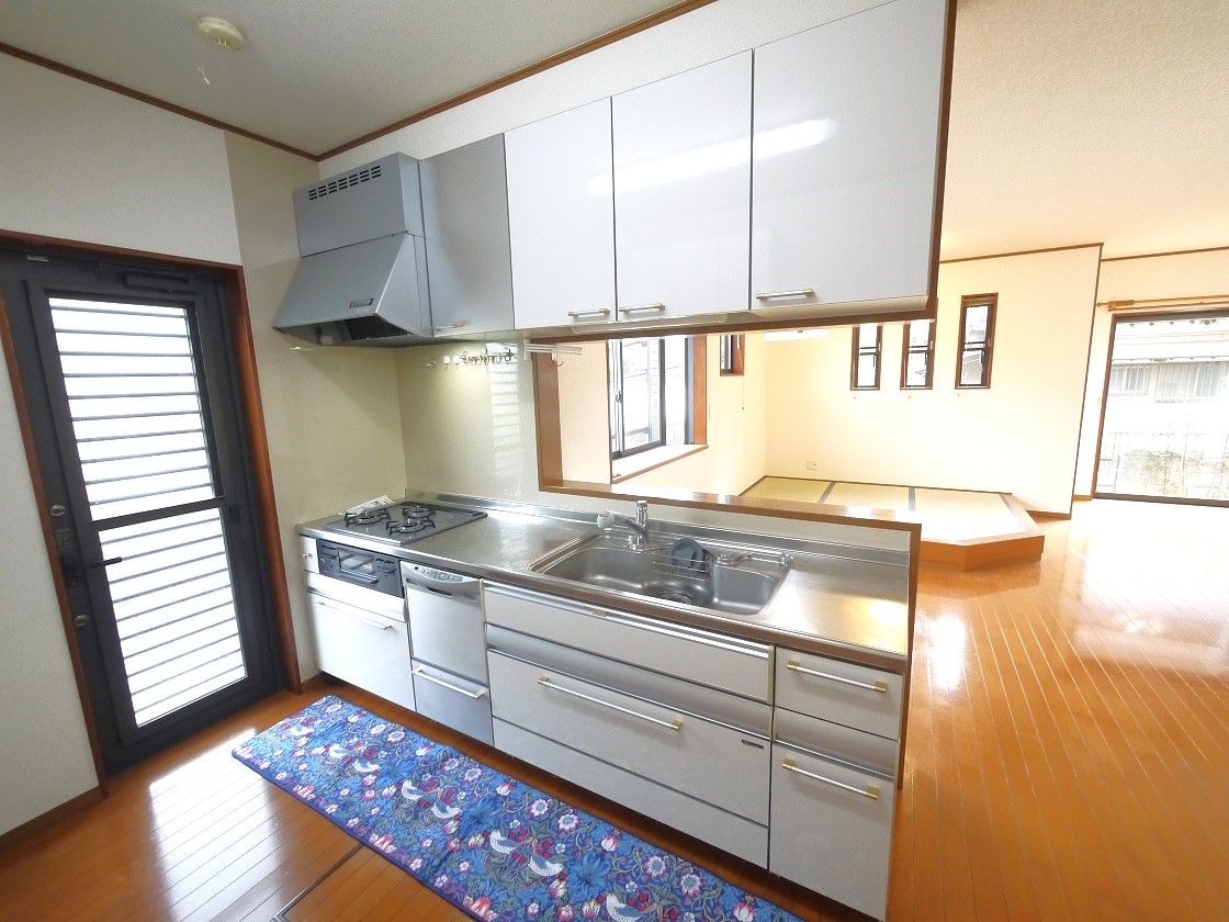 料理をしながらでもご家族と会話を楽しめる対面キッチンです