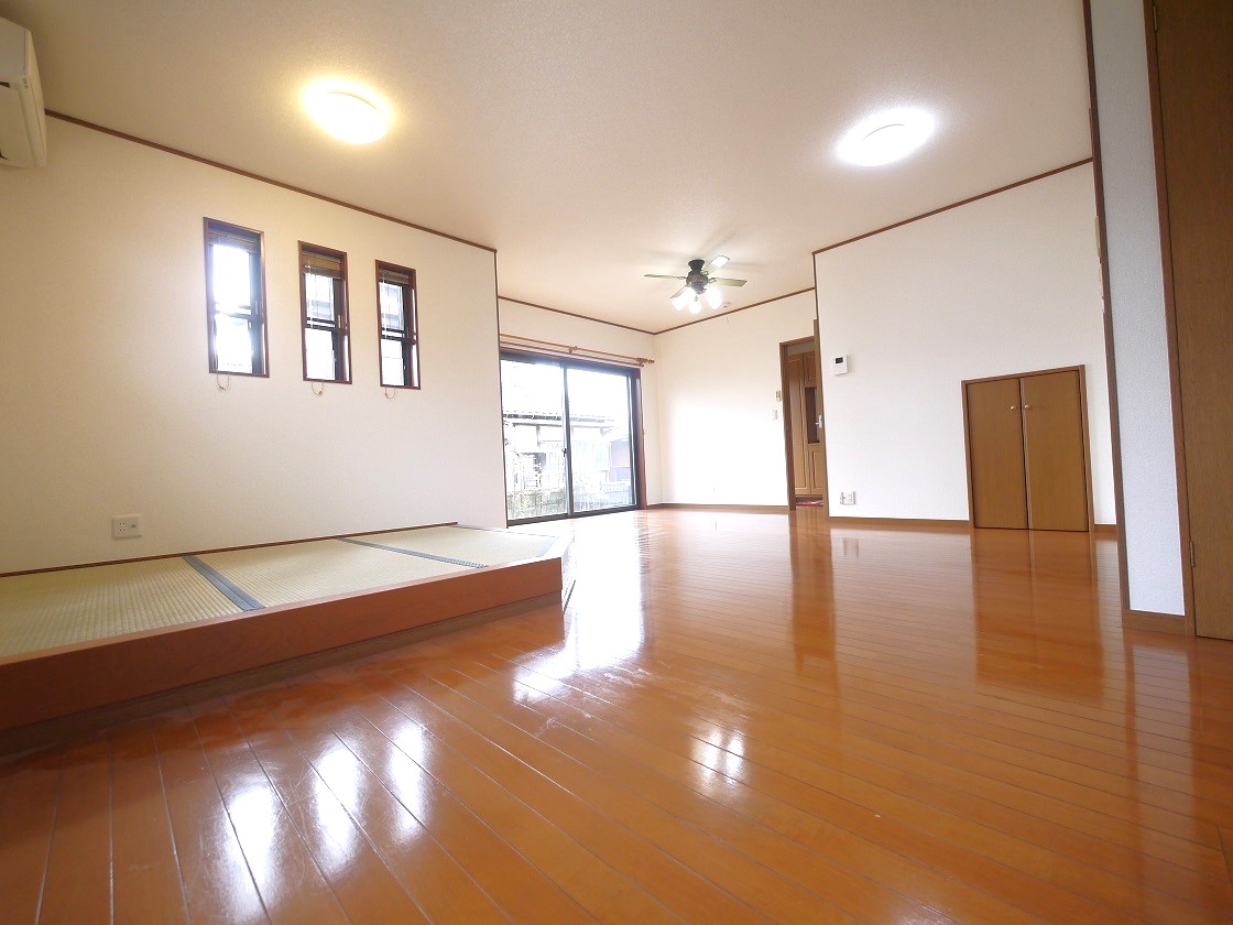 ご家族みんながゆったりくつろげる床暖房付きの広々リビングです