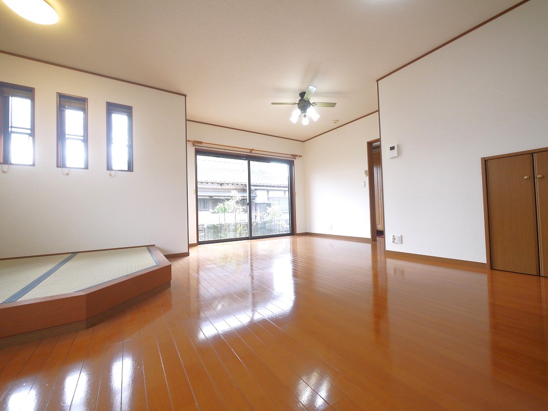 明るい陽差しが降り注ぐリビング ゆとりあふれる室内空間が心地よい暮らしを実現