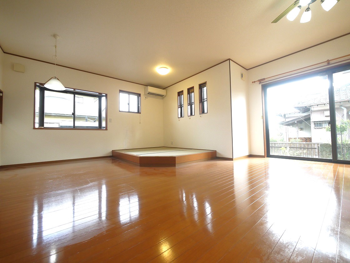 明るいリビングは陽だまりの暖かさ、さらに爽やかな風も満喫