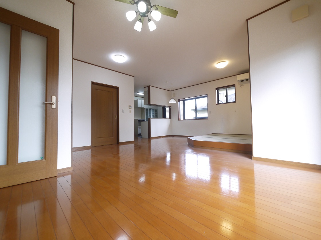 ご家族の会話がはずむ、開放的なLDKです(床暖房付き)