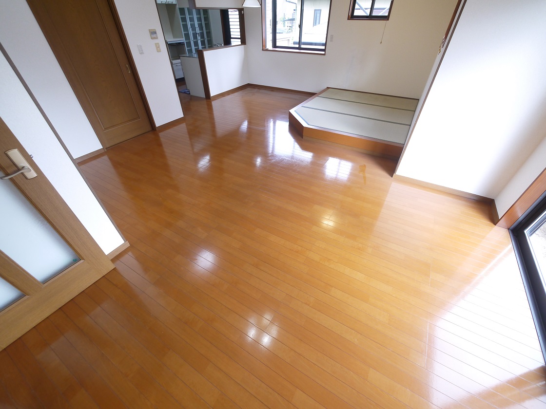 明るく暖かい陽射しがさんさんと降り注ぐリビングです