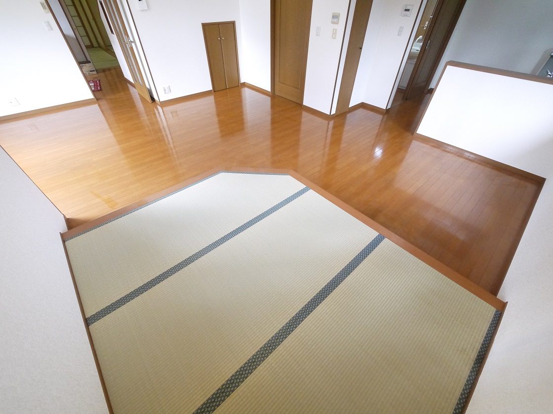 リビングのタタミコーナーはくつろぎの空間 リビングやキッチンいるご家族とコミュニケーションがとれます