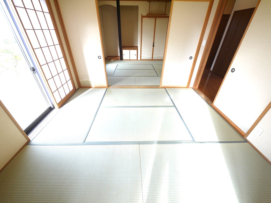 隣り合う和室を開放すれば、ひときわ広々とした空間に