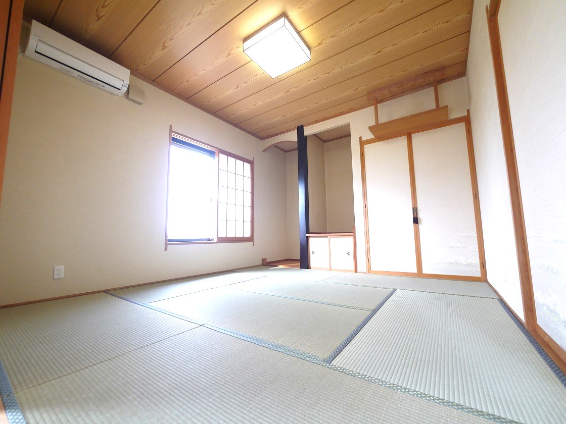 床の間付きの情緒漂う和室8帖です