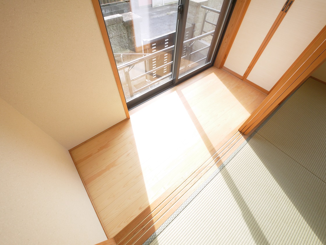 天気のいい日には広縁で日向ぼっこ