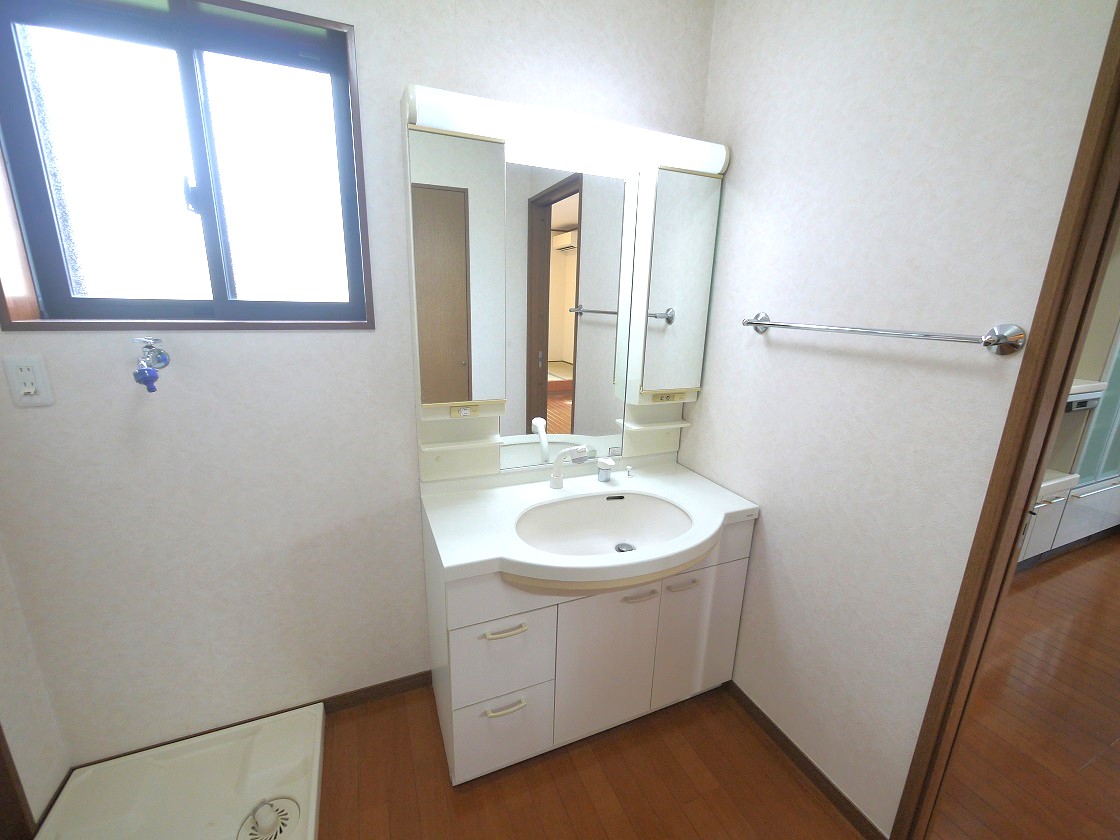 たっぷりの収納を設けたシャワー付洗面台で快適な暮らし