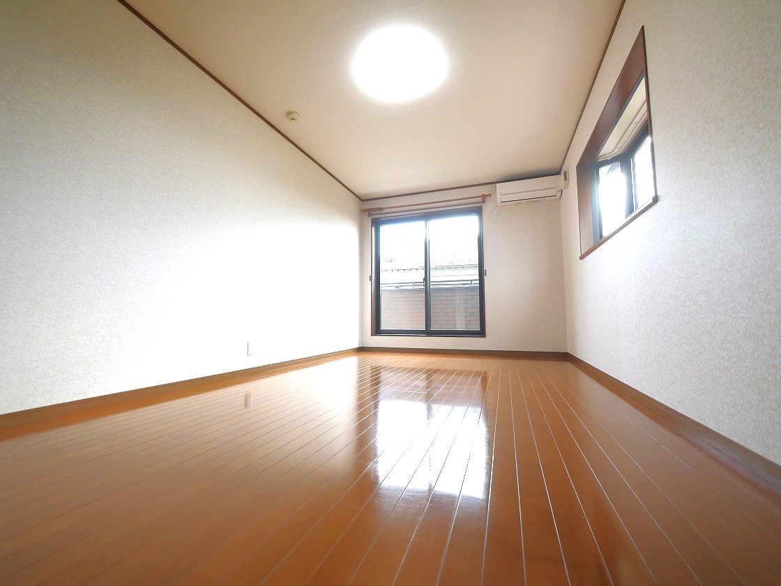 寛ぎの時間を紡ぎだす9.7帖の主寝室。大型ベッドを置いても余裕があります